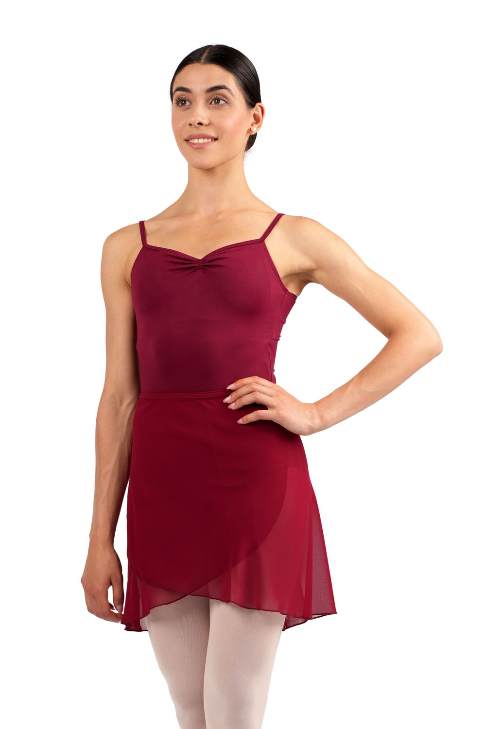 Eine Tänzerin in Rumpfs R3050 Bordeaux Chiffon Wickelrock mit selbstbewusstem Lächeln und Spaghettiträgern.